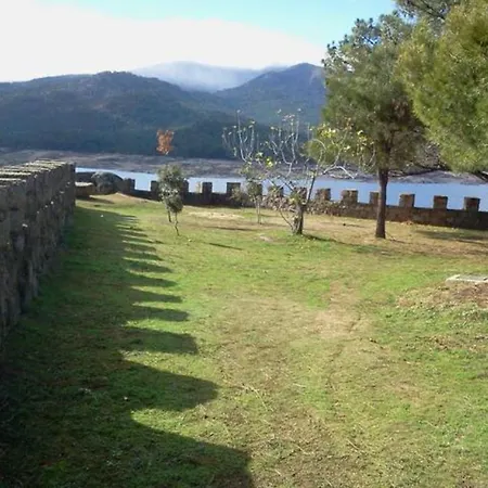 Island With Castle 샬레 El Barraco